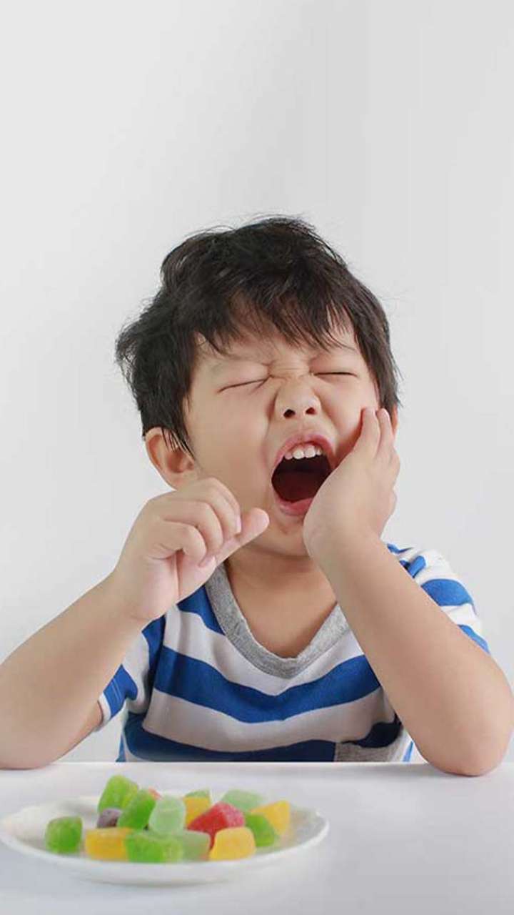 बच्चों की इन 5 बुरी आदतों से दांत होते हैं खराब